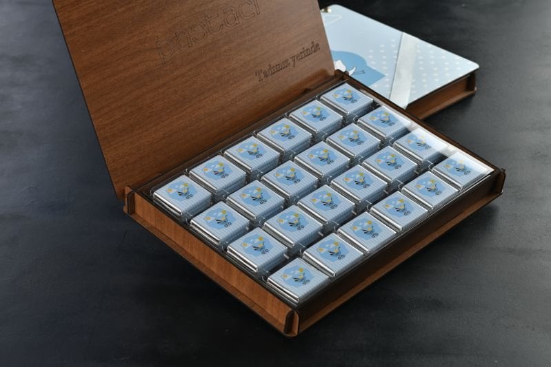 AHŞAP BEBEK ÇİKOLATA ( MAVİ )